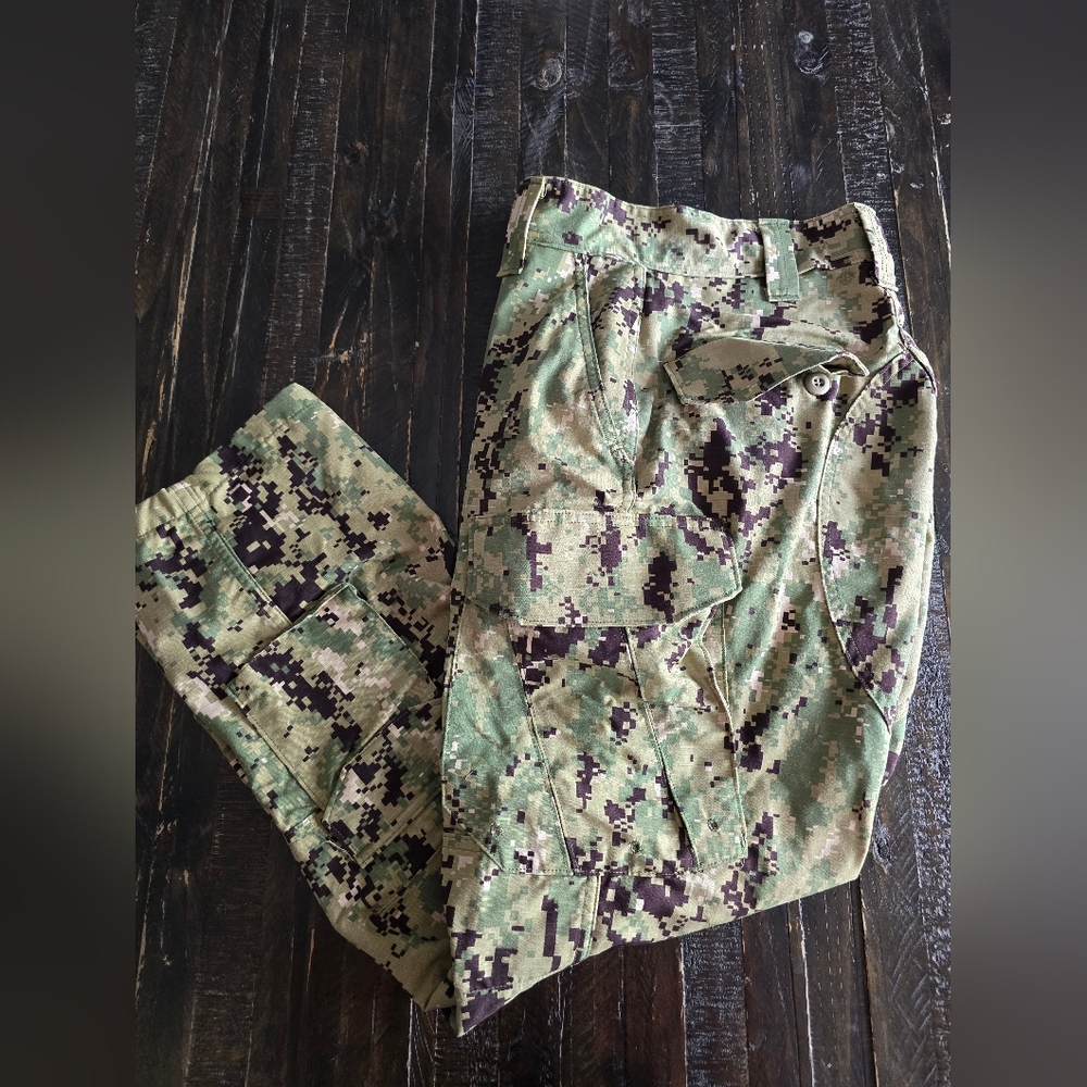 US Navy Working Uniform Type III Pants Digi Camo Mens 27-31 Short Cargo